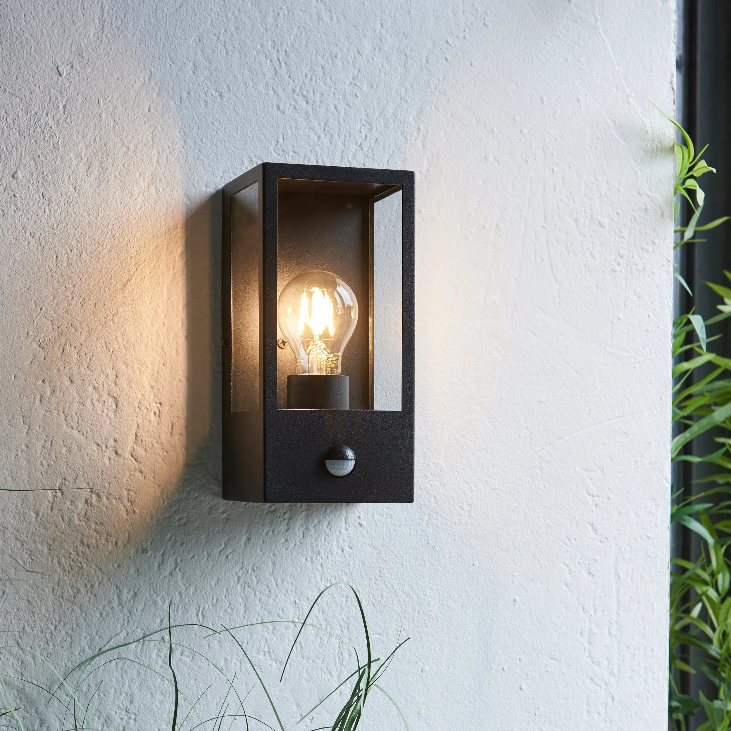 Endon 94995 Oxford PIR 1lt Wall Matt black & clear glass 10W LED E27 (Required)