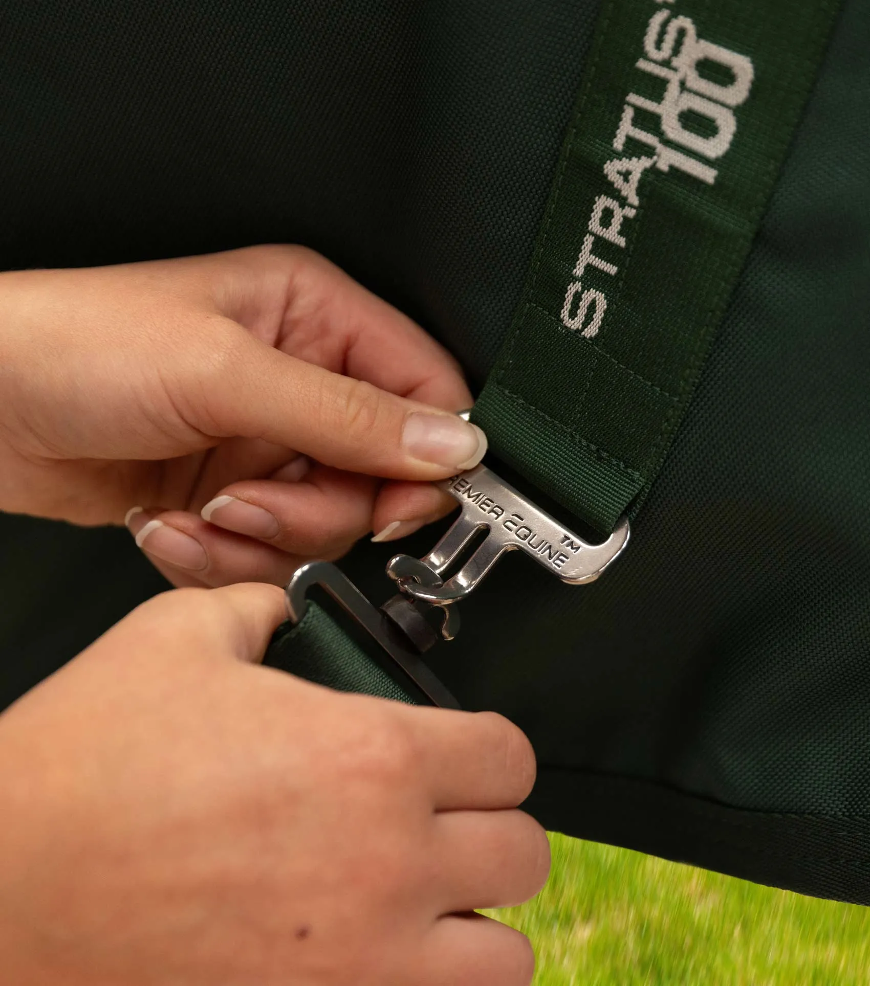 Stratus 1200 Series 100g Turnout Rug with Classic Neck Cover Green